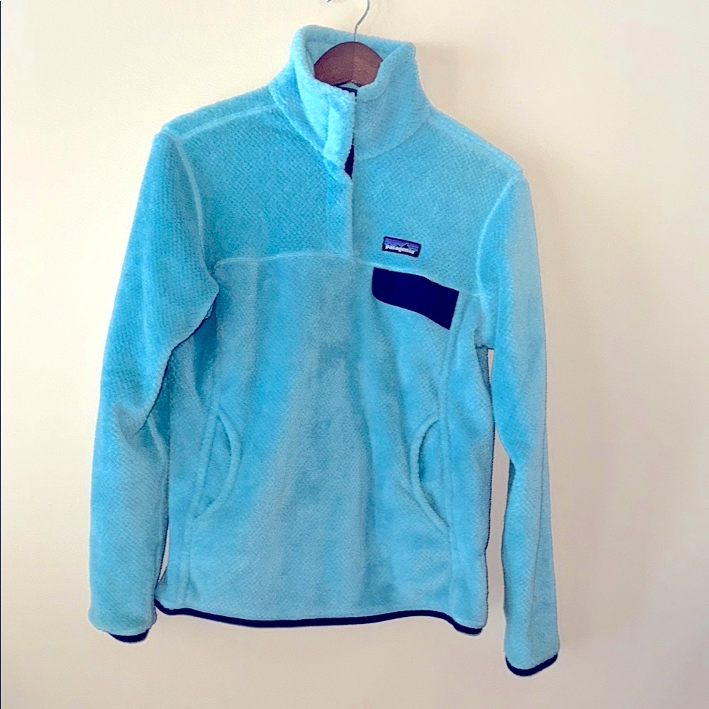 PATAGONIA Light Blue synchilla Fleece Pullover w/navy blue accents. - Picture 1 of 5